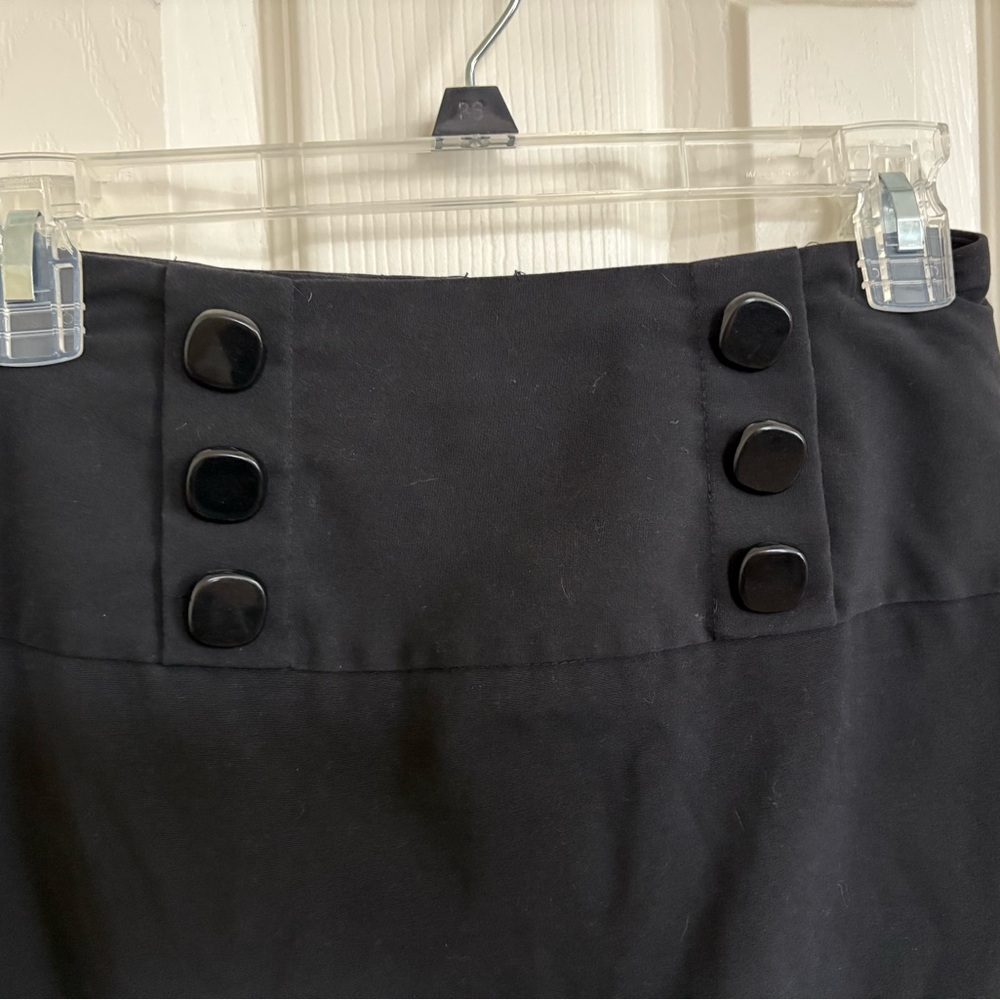 Six button accent, pencil skirt